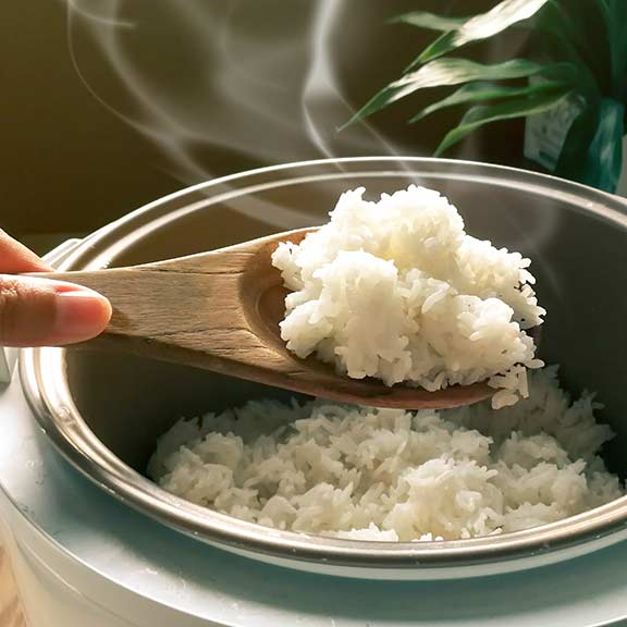 rice cooker with steaming rice sq